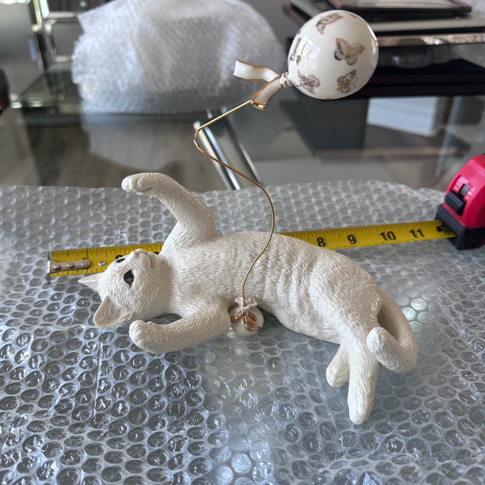 Lenox White Cat Figurine Toy with Balloon - Decorative Pet Decor - Picture 3 of 10